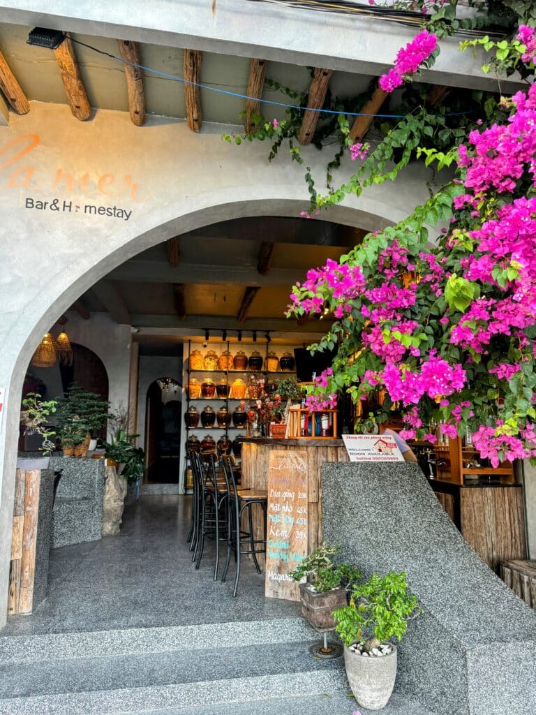 La Mer bar and homestay